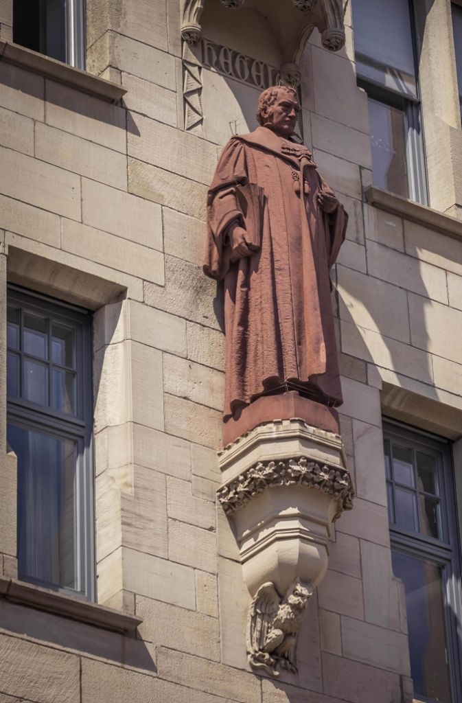 Die Hegel-Figur an der Fassade zur Eichstraße hin. Der Bildhauer Daniel Stocker hat sie für das 1905 eröffnete spätgotische Rathaus angefertigt. Der Sockel ruht auf einer Eule – dem Sinnbild für Weisheit. Standbilder der württembergischen Könige Wilhelm I. und Wilhelm II. gingen im Krieg verloren.
