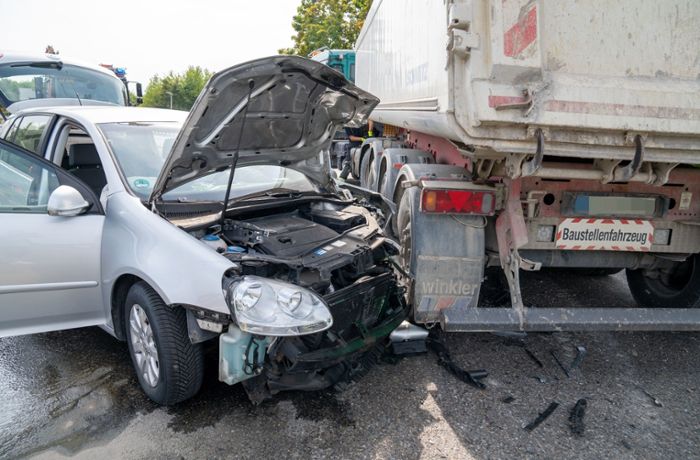Unfall bei Leinfelden-Echterdingen: 82-jährige Autofahrerin stößt mit Lastwagen zusammen