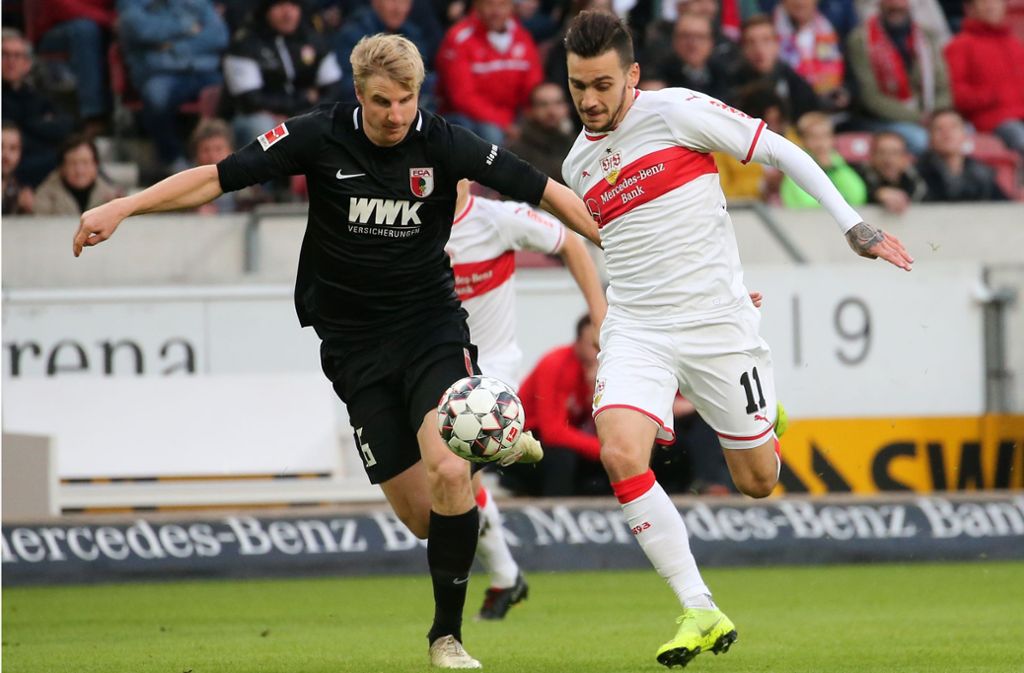 Im Hinspiel besiegten Anastasios Donis (re.) und der VfB die Augsburger um Jeffrey Gouweleeuw mit 1:0.