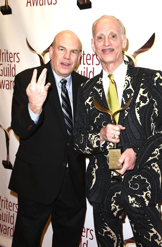 Drehbuchautor David Simon (links) huldigte John Waters, der einen Award verliehen bekommt.