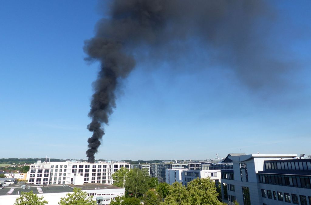 Auf dem Dach des Daimler-Neubaus geriet eine Bitumenbahn in Brand.