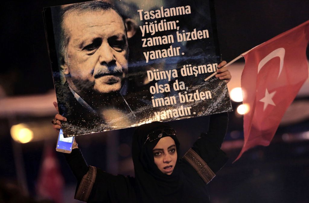 Großer Jubel in Teilen der Türkei. Recep Tayyip Erdogan wurde zum Sieger des Türkei-Referendums erklärt.