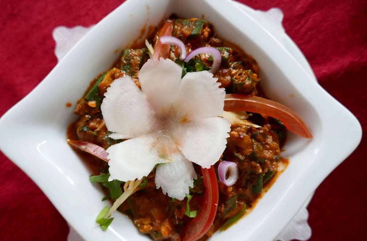 Das „Bindi Bhajee“, ein Gericht aus Reis, Gemüse-Curry, Zwiebeln und Tomaten.