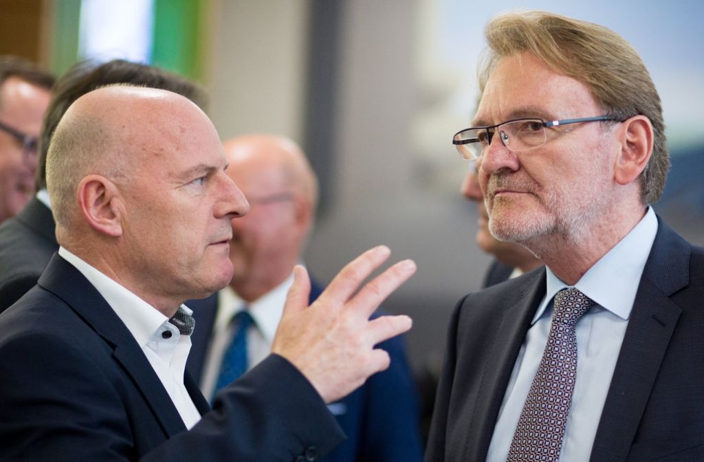 Man sieht sich wegen der Kosten von Stuttgart 21 wohl bald vor Gericht: Bahn-Vorstand Volker Kefer (rechts) und Verkehrsminister Winfried Hermann (Grüne). Foto: dpa