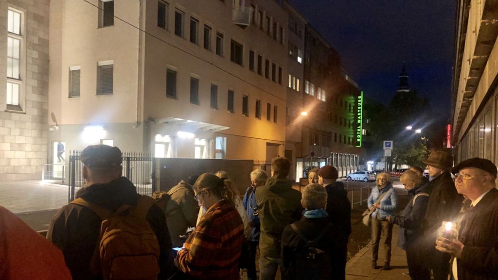 Reaktion auf Angriff  in Halle: Zeichen der Solidarität vor der Stuttgarter Synagoge