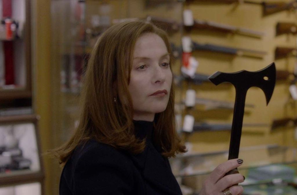 Michéle (Isabelle Huppert) beim Einkauf im Waffenladen.