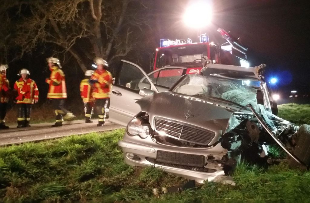 Das riskante Überholmanöver eines 29 Jahre alten Autofahrers hat auf einer Landstraße zwischen Bönnigheim (Kreis Ludwigsburg) und Freudental einen Unfall mit drei Schwerverletzten verursacht.
