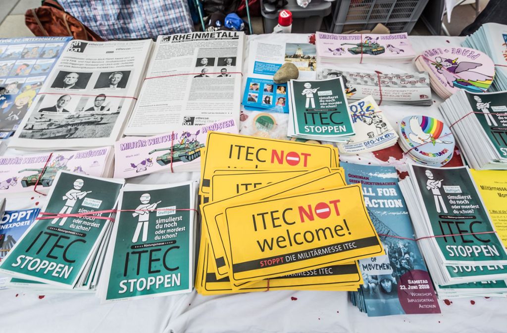 „ITEC NOT Welcome“ steht auf Flyern.