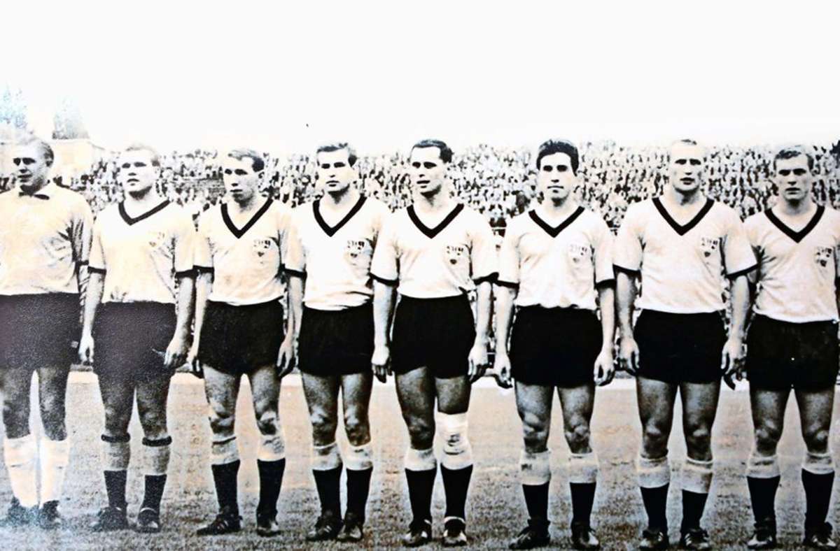 24. August 1963: Das erste Bundesliga-Spiel der Klubgeschichte bestreitet der VfB – wohlgemerkt in schwarz-gelb – gegen den FC Schalke 04. Das Match endet 0:2.