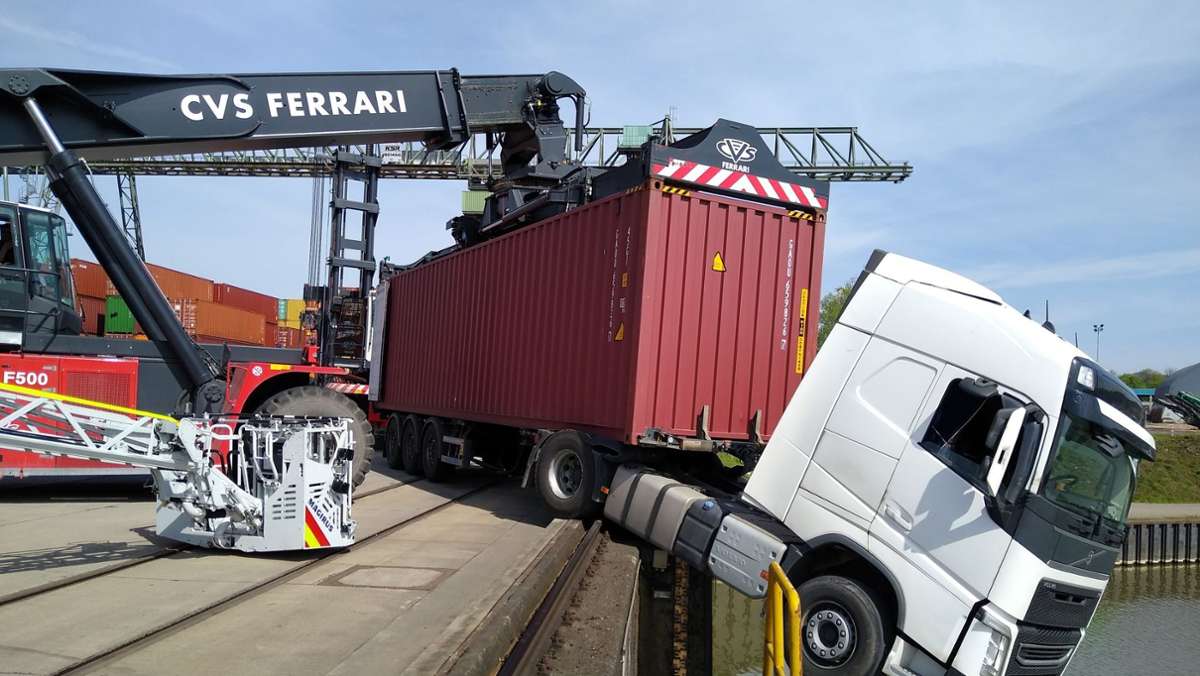 Trier: Lastwagen hängt nach Unfall frei über dem Hafenbecken