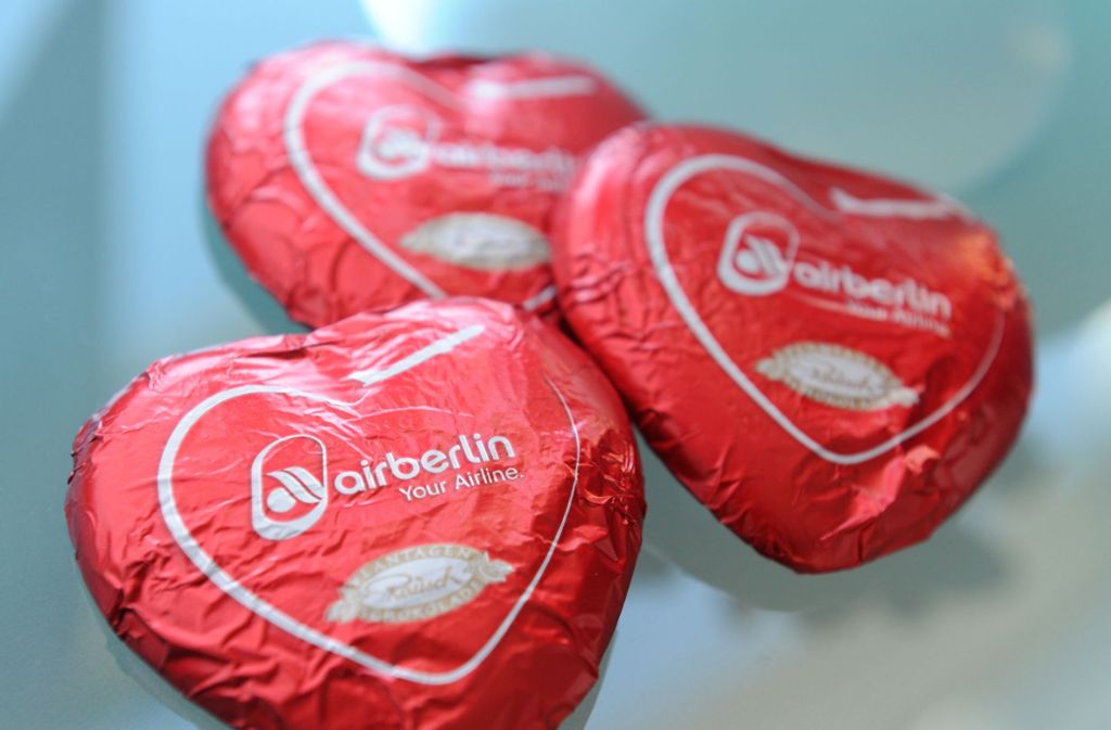 Die Schokoladenherzen – das Markenzeichen der Airline – werden seit einem Jahr nicht mehr von freundlichen Flugbegleiterinnen verteilt. Auf Ebay sind sie noch vielfach zu haben. Zum Beispiel „50 Stück für 45 Euro . . . oder eigenen Preisvorschlag“.