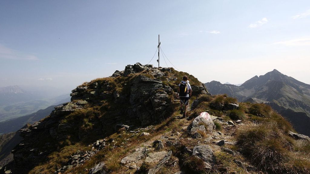 Tödlicher Kletterunfall in den Ostalpen: Großvater und Enkel stürzen bei Bergtour in den Tod