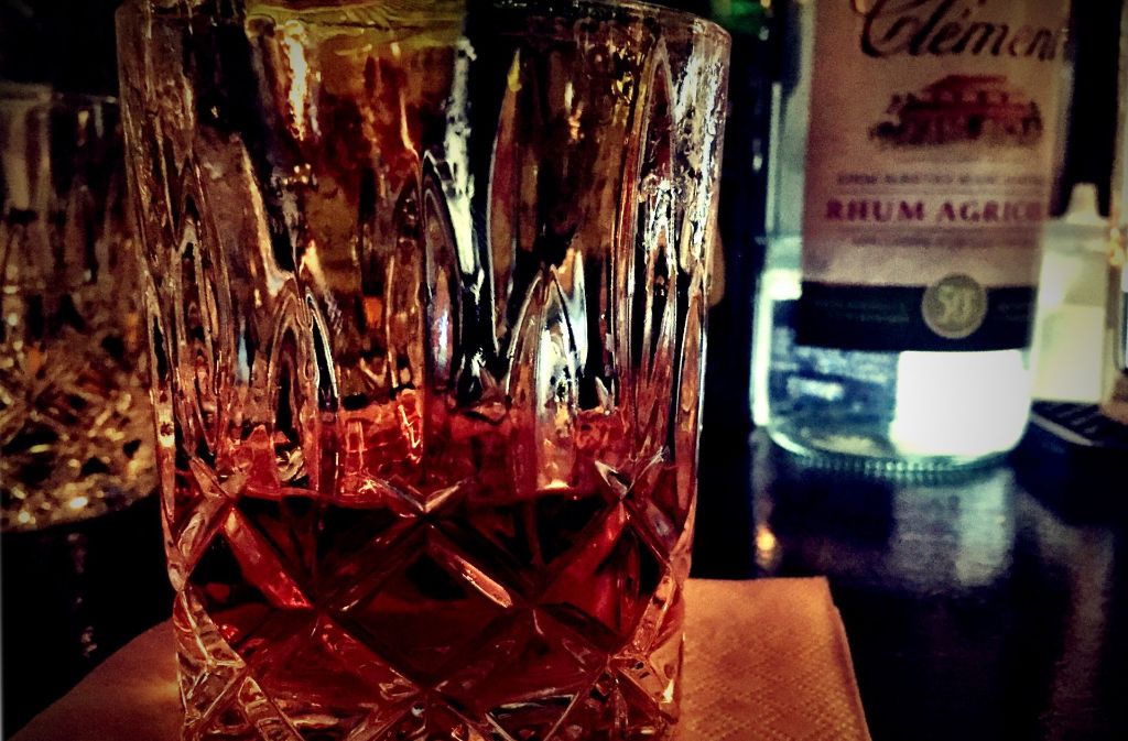 Der Cocktail Sazerac in der Schwarz Weiß Bar knüpft an eine lange Drink-Tradition an.
