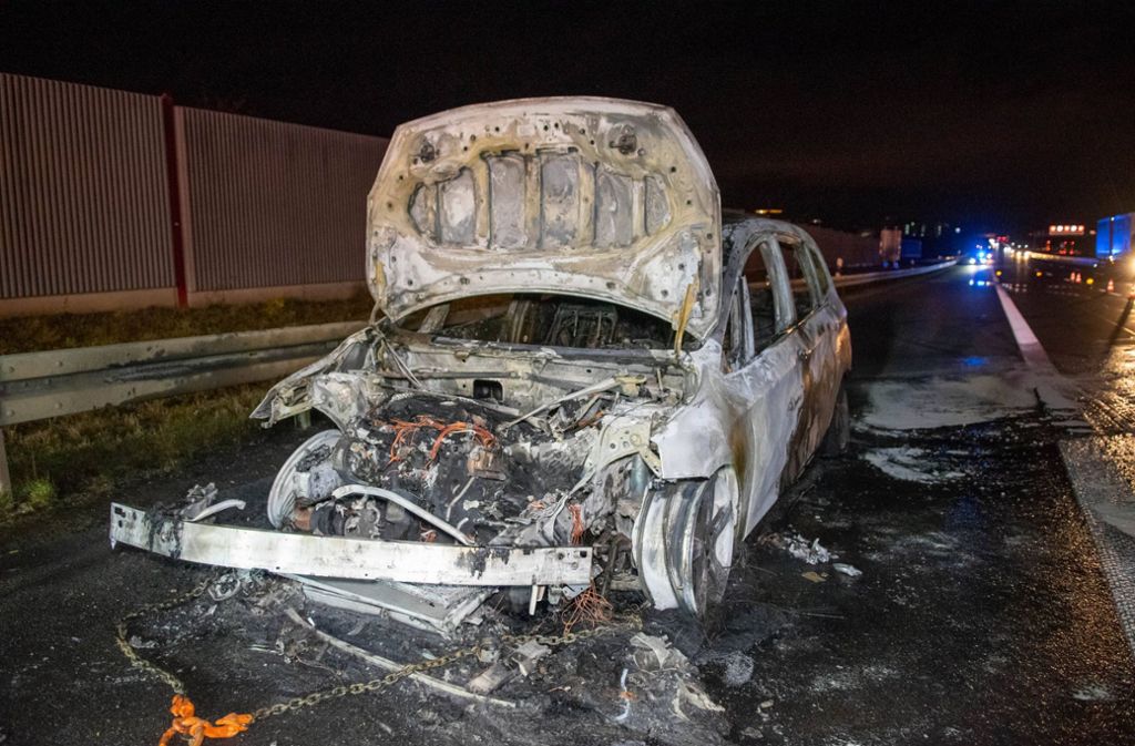 Der BMW brannte komplett aus.
