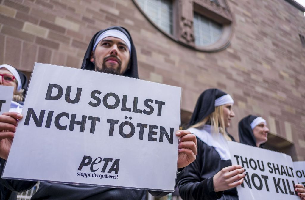 Vor den Osterfeiertagen demonstrierten Peta-Anhänger vor der Eberhardskirche in Stuttgart gegen das Töten von Hasen.