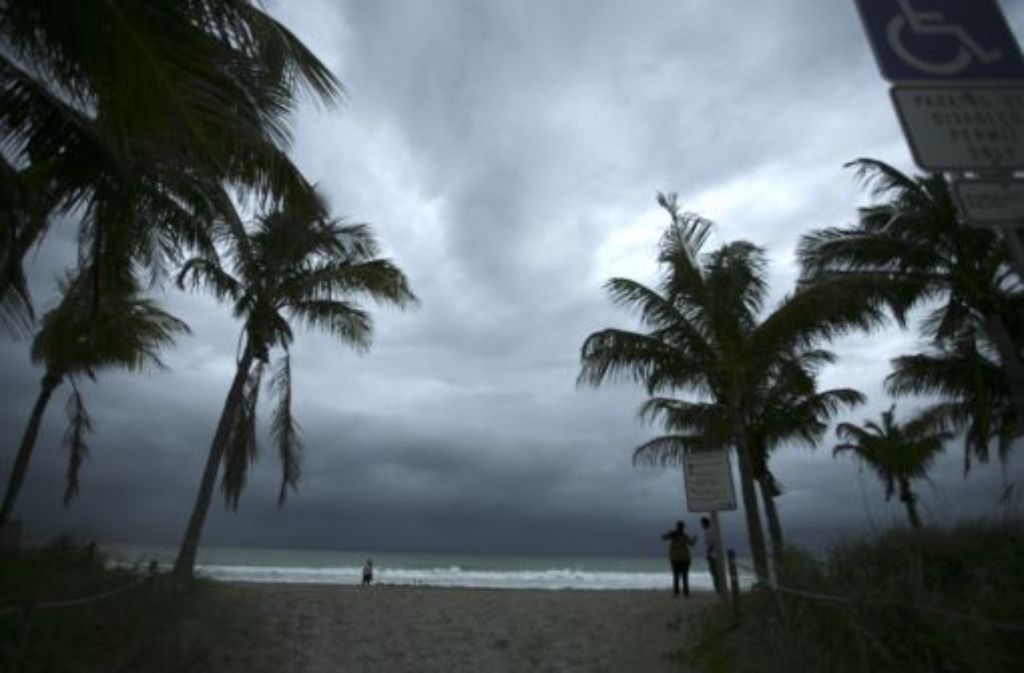 Über Dania Beach ziehen dunkle Wolken auf, als sich Irene annähert.