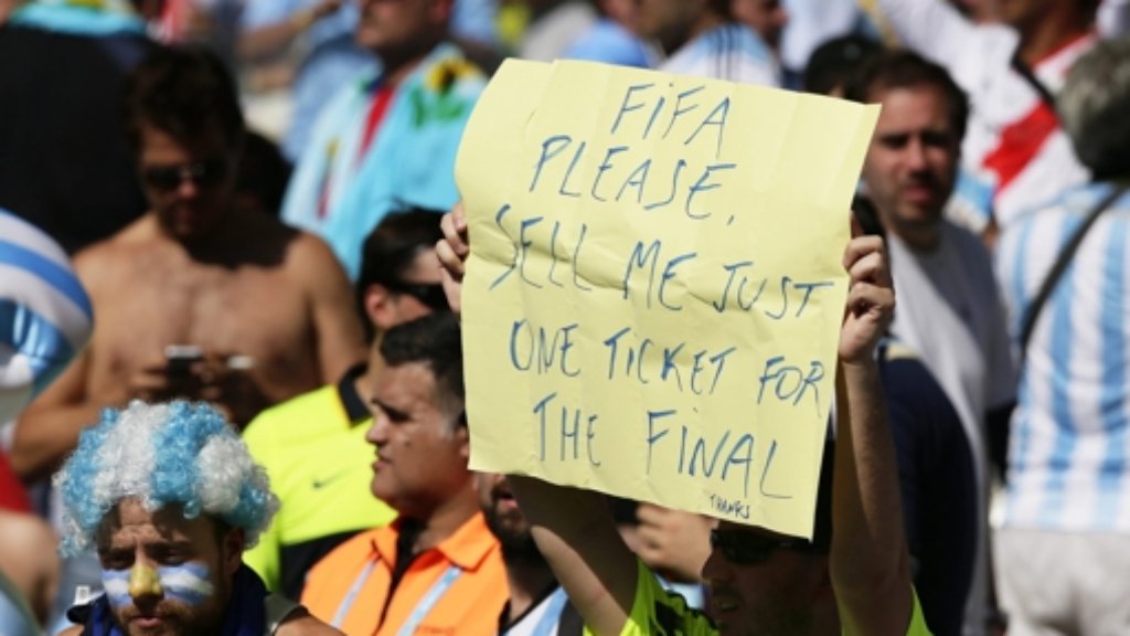  Nach dem Auffliegen des Schwarzmarkthandels steht die Praxis der Fifa zur Vergabe der Fußball-WM-Tickets wieder einmal in der Kritik. Die ersten Ermittlungsergebnisse der Polizei in Brasilien lassen auch die Fifa in keinem guten Licht dastehen. 
