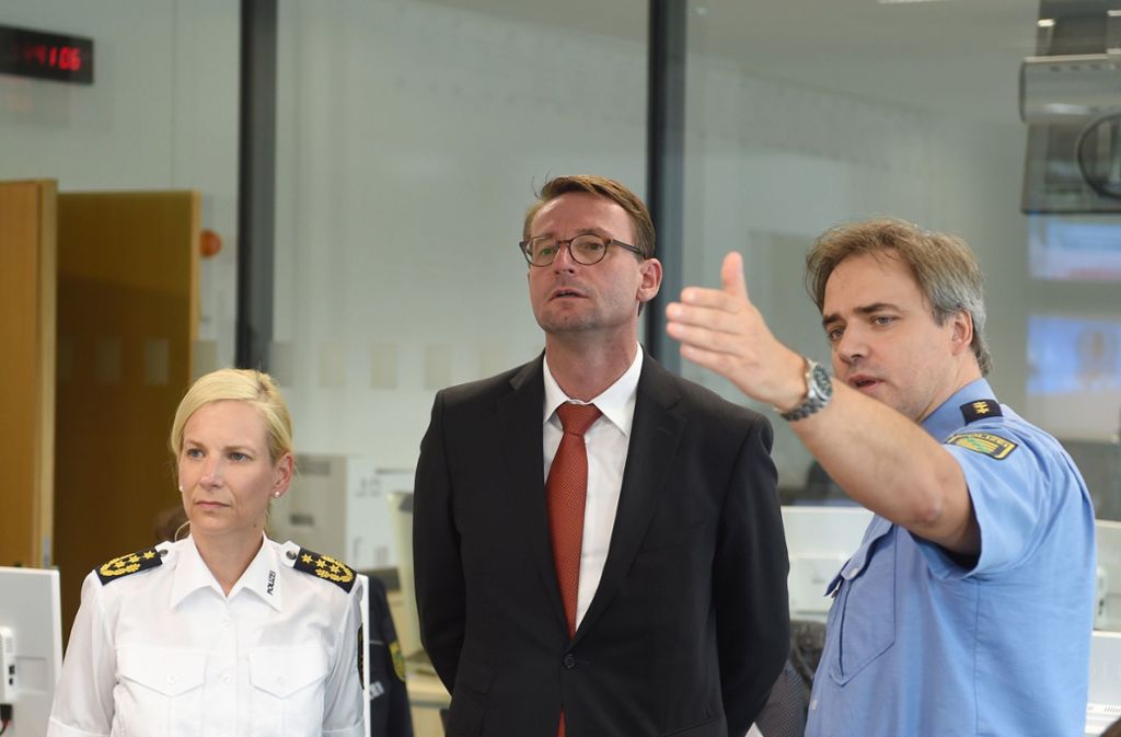 Sachsens Innenminister Roland Wöller (Mitte, CDU) besucht das Lagezentrum der Polizeidirektion Chemnitz. Links Polizeipräsidentin Sonja Penzel, rechts Polizeidirektor Dirk Heide.