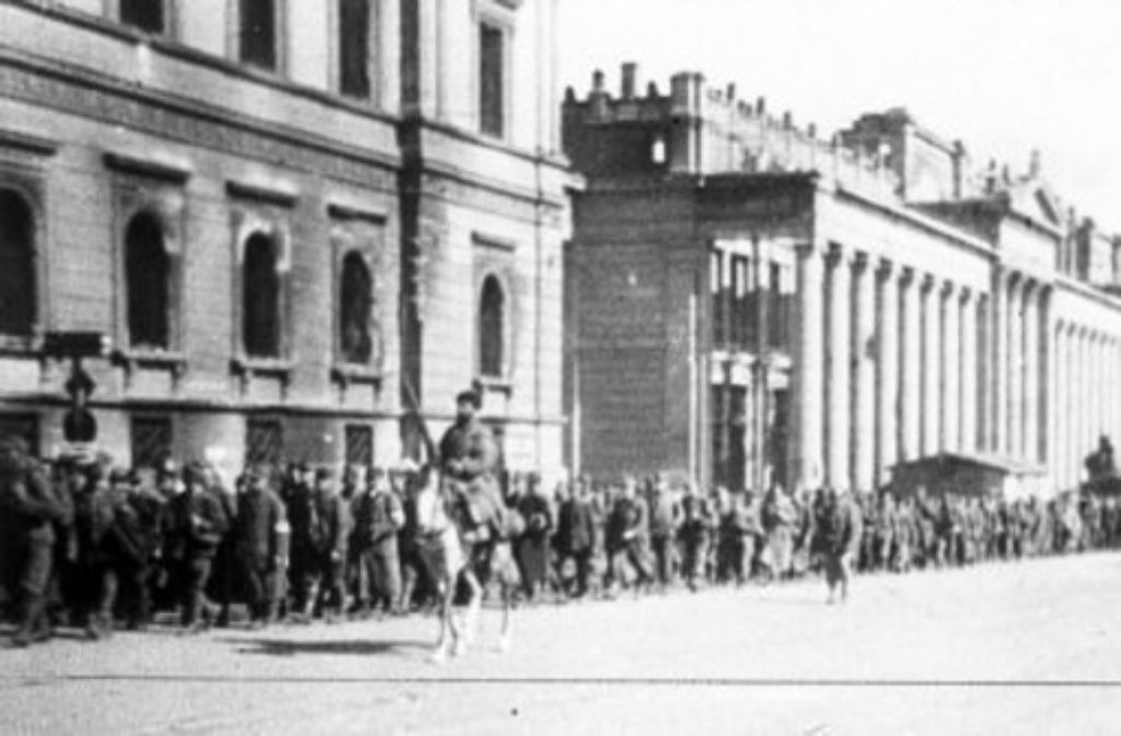 Französische Truppen führen deutsche Soldaten in die Gefangenschaft. Auch dieser Weg geht über die Königstraße.