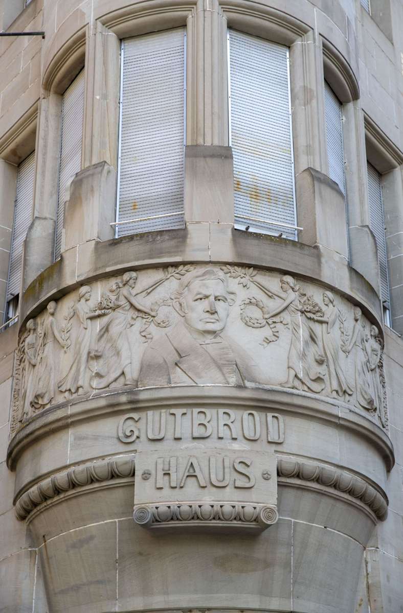 Das Gutbrod-Haus in der Gutbrodstraße 1 wurde 1903-1904 von Jakob Mayer und Kärcher & Barth erbaut. Das Relief trägt Gutbrods Porträt, umrahmt von Jugendstil-Figuren.
