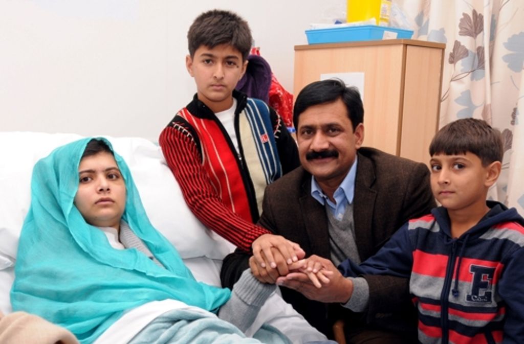 Nach dem Attentat wurde Malala in ein Krankenhaus in England verlegt. Ihre Familie folgte dem Mädchen 2013 in die neue, vorübergehende Heimat – Malala hat angekündigt, dass es ihr Wunsch ist, nach Pakistan zurückzukehren.