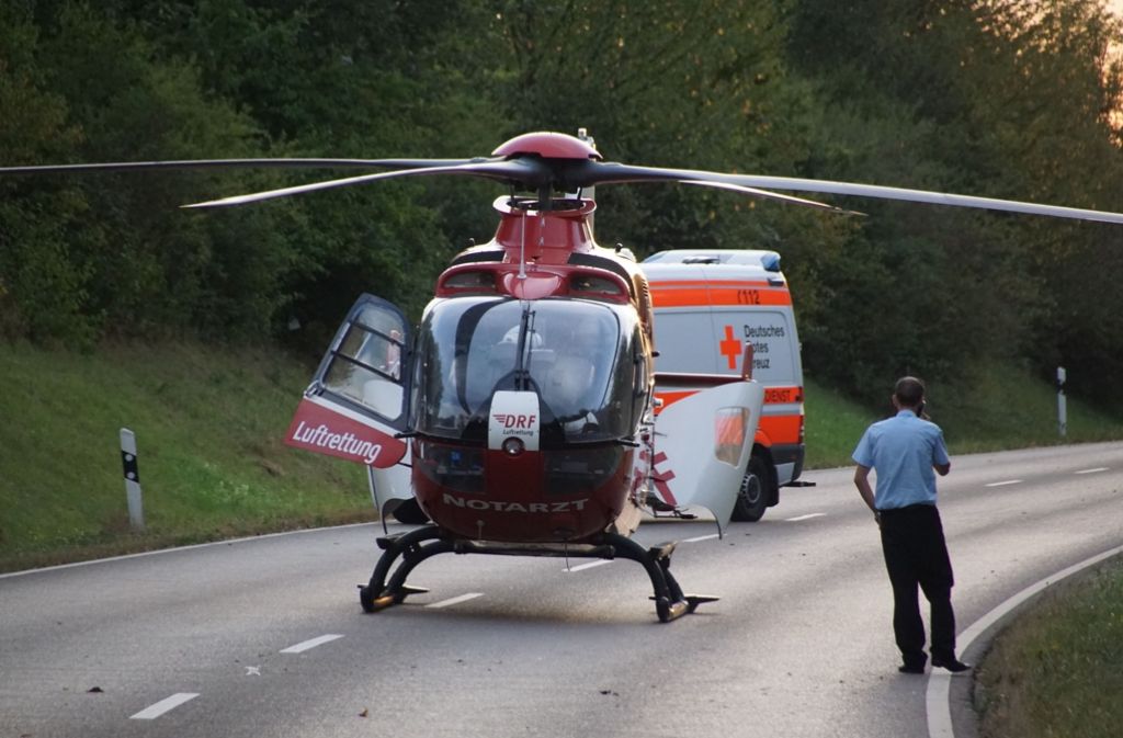 Ein Rettungshubschrauber fliegt einen der Schwerverletzten eines Unfalls in Ostfildern in die Klinik.