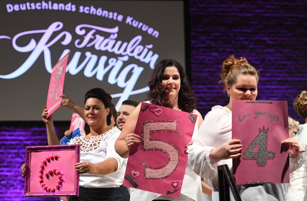 Teilnehmerinnen halten bei der bundesweiten Fashion-Gala „Fräulein Kurvig“ ihre Nummern für die Wahl des schönsten Plus-Size-Modells.