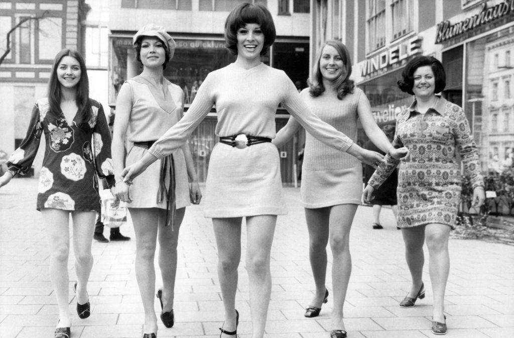 Unerhört! Röcke, deren Säume weit oberhalb des Knies enden, waren für die Nachkriegs-Ära eine Provokation. Heute sind Miniröcke aus den Kleiderschränken modebewusster Frauen (und mancher Männer) nicht mehr wegzudenken.