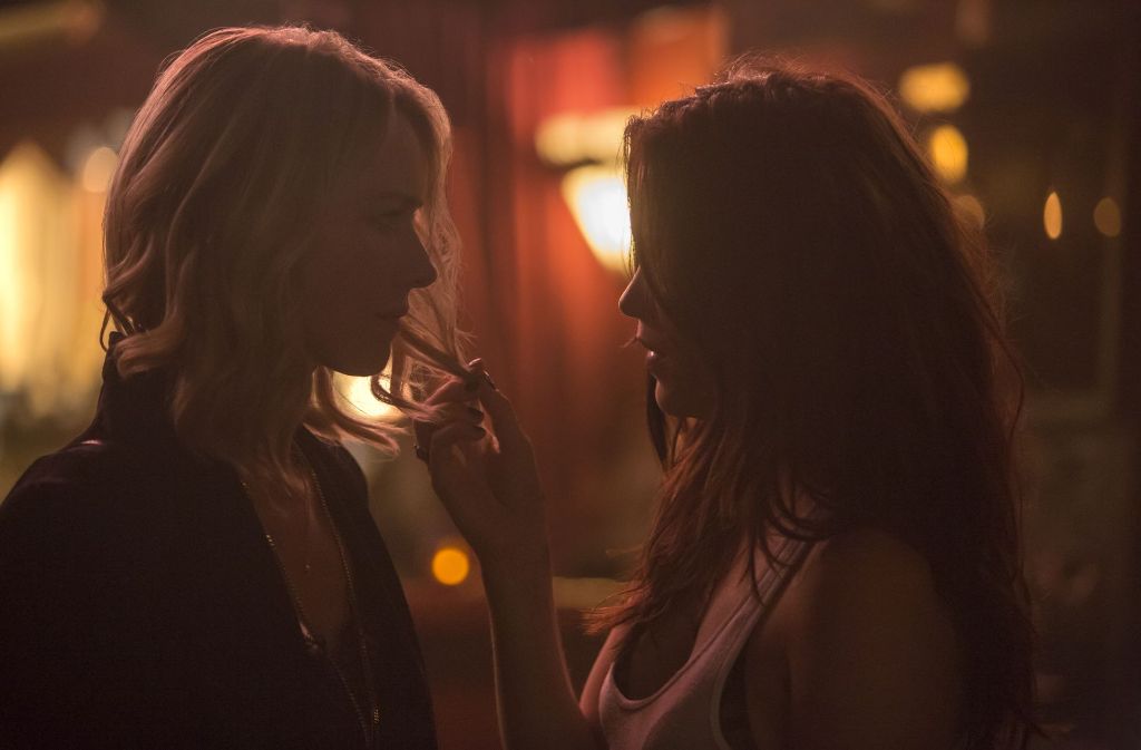 Jean (Naomi Watts, links) und Sidney (Sophie Cookson) kommen sich näher.