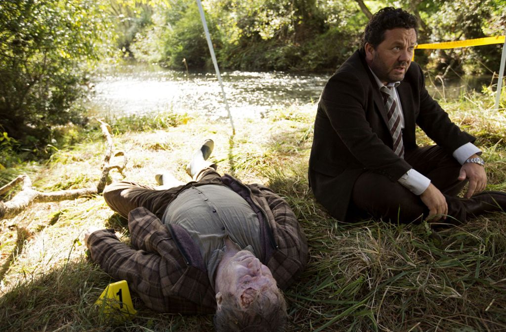 Detective Mike Shepherd (Neill Rea) grübelt neben der Leiche von Farmer Nate Dunn (Chris Sherwood).