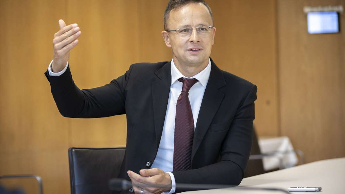  Ungarns Außenminister Péter Szijjárto wirft der EU-Kommission und anderen Kräften in der EU im Interview vor, sein Land aus ideologischen Gründen unter Druck zu setzen. 