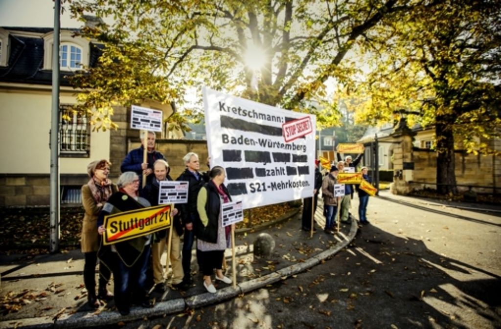 Die Protestierer vor der Villa Reitzenstein wollen Auskunft über den Stand der Gespräche mit der Bahn. Foto: Lichtgut/Leif Piechowski
