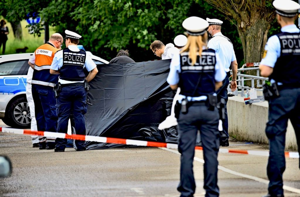 Polizeibeamte haben in Bernhausen einen bewaffneten Mann erschossen.