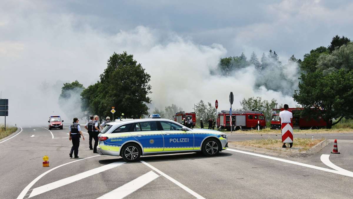 An der B297 bei Rechberghausen: Grüngutplatz fängt Feuer – Feuerwehrmann verletzt