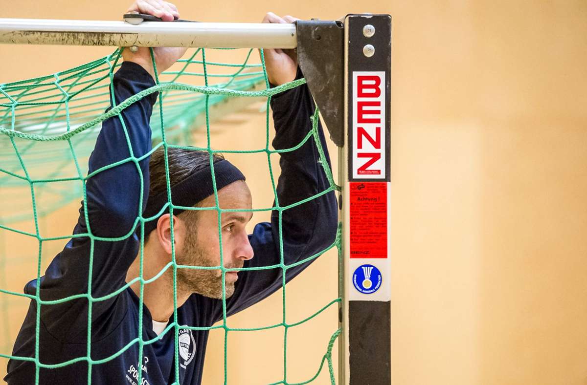Silvio Heinevetter: Es gibt nicht viele Handballer, die nicht nur eingefleischten Fans der Sportart ein Begriff sind. Silvio Heinevetter gehört auf alle Fälle dazu. Offen, direkt, extrovertiert: dieser Vulkan im Tor ist zweifelsohne eine der auffälligsten Erscheinungen im deutschen Handball. Auch mit seiner Hilfe sind die Füchse Berlin zu einem Top-Club der Bundesliga geworden. Nach der Stippvisite bei der MT Melsungen zog es „Heine“ wieder in die Großstadt: In Stuttgart will er den TVB nach vorne bringen – mit der Erfahrung von 560 Bundesligaspielen und 204 Länderspieleinsätzen. Im Oktober wird er 38 Jahre alt. Ob er mit seinen bisweilen unglaublichen Reflexen, seinen unkonventionellen, teils akrobatischen Einlagen im Stil eines unerschrockenen Kung-Fu-Kämpfers die Angreifer immer noch zur Verzweiflung bringt, wird die Saison zeigen. Trainer Roi Sanchez ist sich sicher: „Silvio wird Stabilität in unser Tor bringen.“ Das ist letztendlich entscheidend, aber gegen einen gestiegenen Glamourfaktor in der Porsche-Arena hat beim TVB auch keiner etwas einzuwenden.
