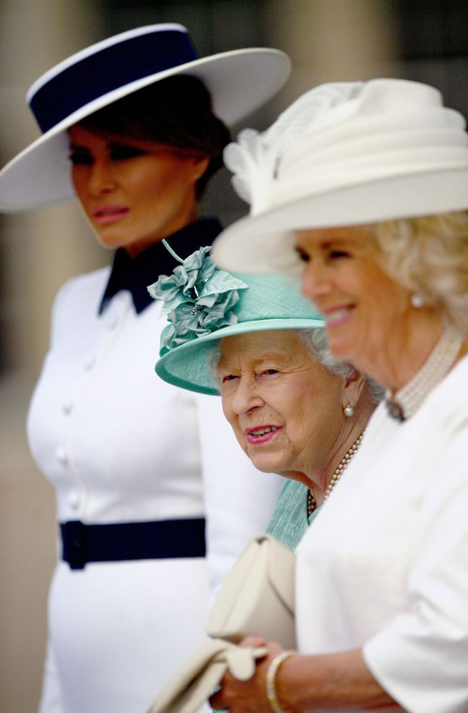 Drei vornehmende Damen: Die britische Königin Elizabeth II. (m), Camilla (r), Herzogin von Cornwall, und Melania Trump, First Lady der USA.
