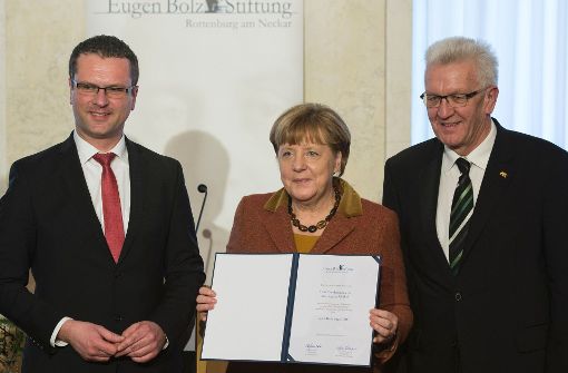Die Verleihung des Eugen-Bolz-Preises mit dem Rottenburger OB Stephan Neher, Kanzlerin Angela Merkel und Ministerpräsident Winfried Kretschmann (von links). Foto: AFP