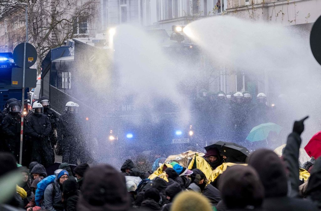 Die Polizei hat auch mit Hilfe von Wasserwerfern mehrere Straßenblockaden rund um den AfD-Parteitag in Hannover aufgelöst.