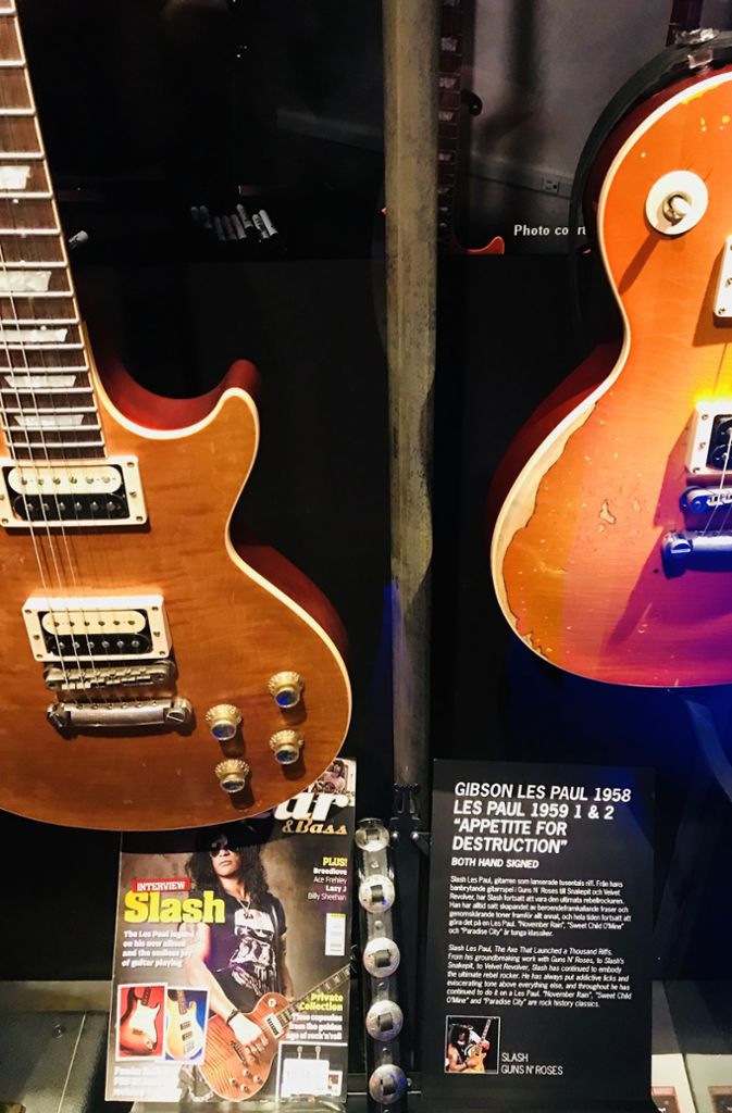 In einem Zwischengeschoss des Abba-Museums sind auch legendäre Gitarren von Gibson zu bewundern: Diese Exemplare gehören Slash von Guns’n’Roses.
