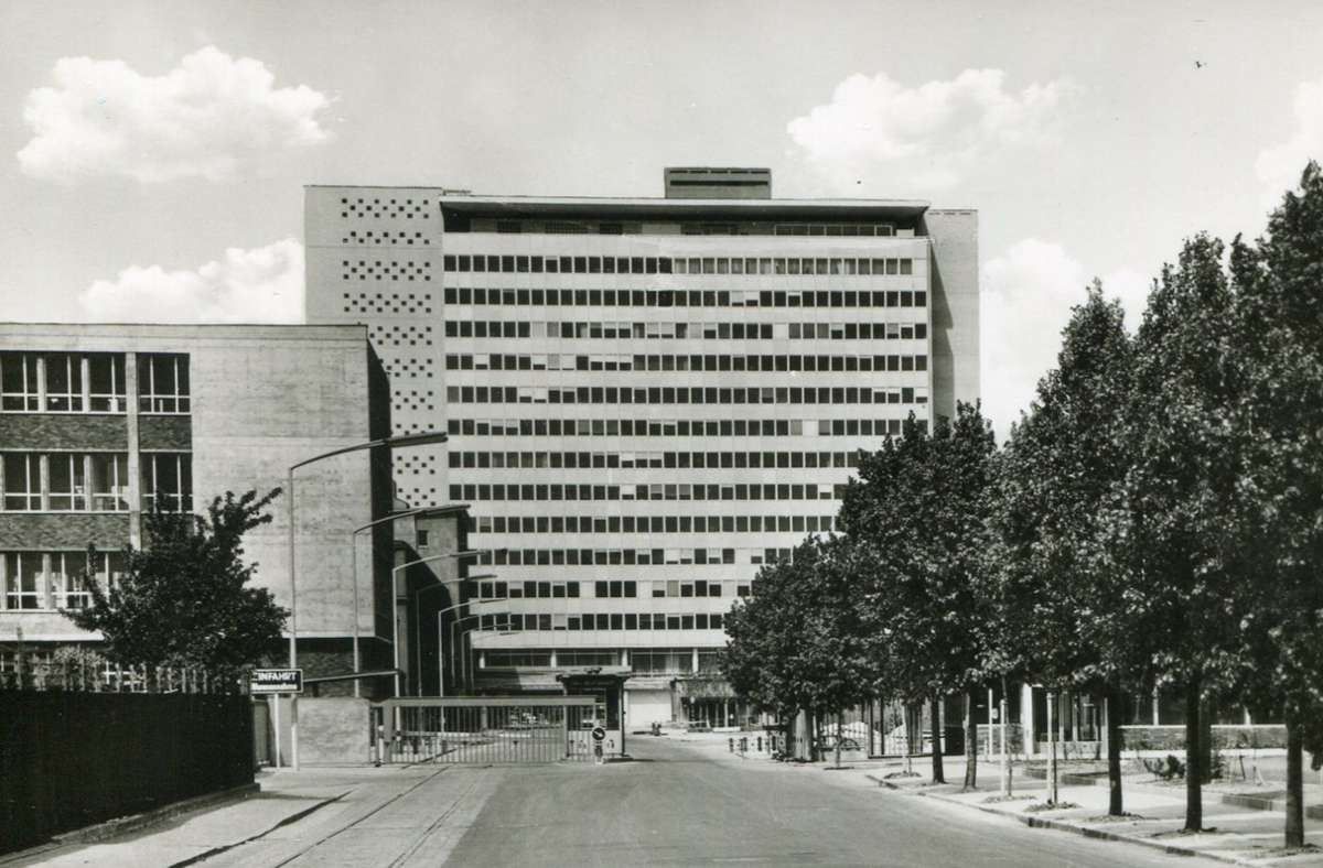 Die Mercedesstraße führte noch in den 60er-Jahren als öffentliche Straße durch das Mercedes-Benz-Werk.