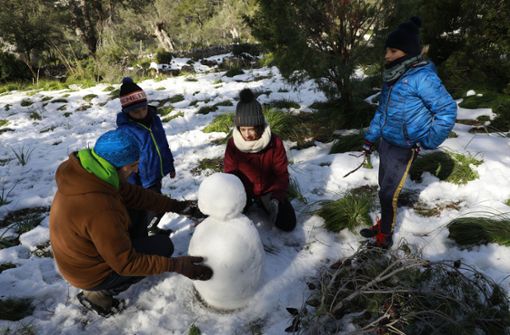 Schnee, Sturm und Regen auf Mallorca. Über einen Schneemann freuen sich Kinder  in Caimari  im Nordwesten der Insel dennoch. Foto: dpa/Clara Margais