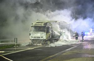 Lastwagen brennt auf Autobahn nahe Sinsheim