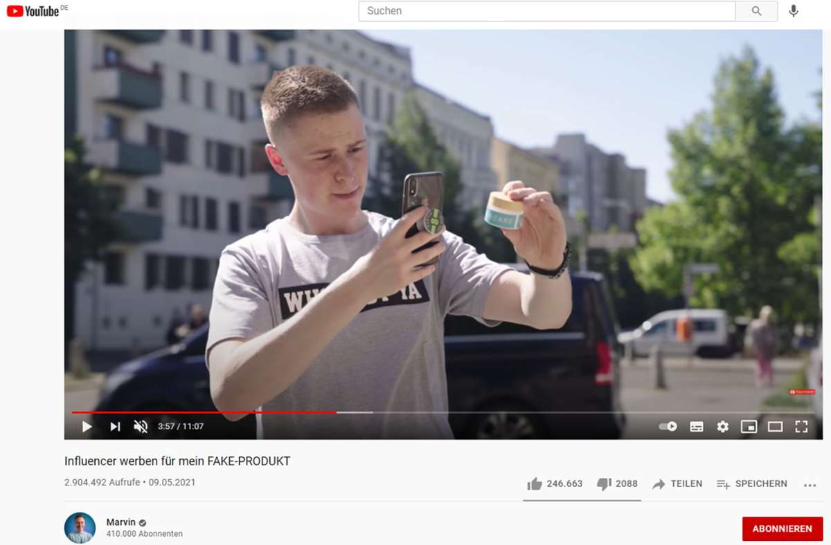 Youtuber Marvin hat Creme-Tiegel mit Gleitgel befüllt, mit einem falschen Produktnamen beklebt und als Gesichtscreme von Influencern bewerben lassen. Foto: Youtube