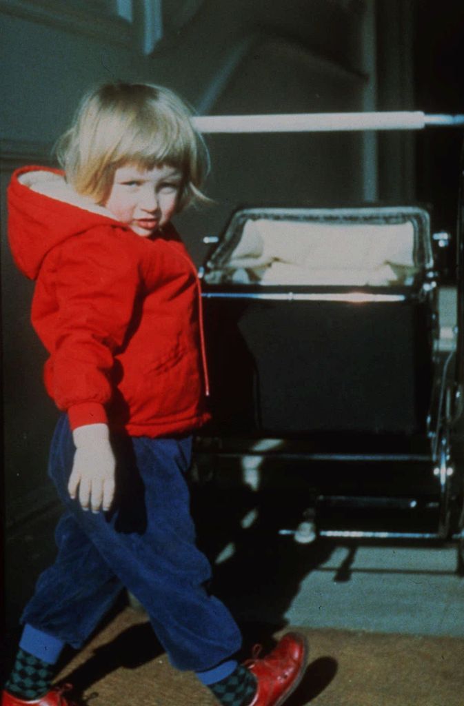 Prinzessin Diana: Blonde Haare und der charakteristische Blick von unten – Lady Diana Spencer, die spätere Prinzessin von Wales, als Einjährige.