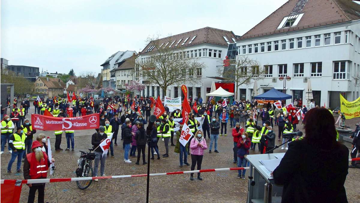 1. Mai-Demo in Sindelfingen: Gewerkschaft kritisiert den Online-Versandhändler Amazon