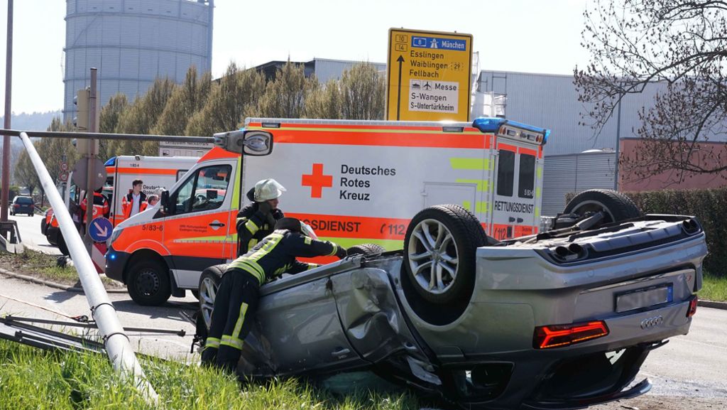 B10 in Stuttgart-Ost: Audi überschlägt sich  – 21-Jähriger schwer verletzt