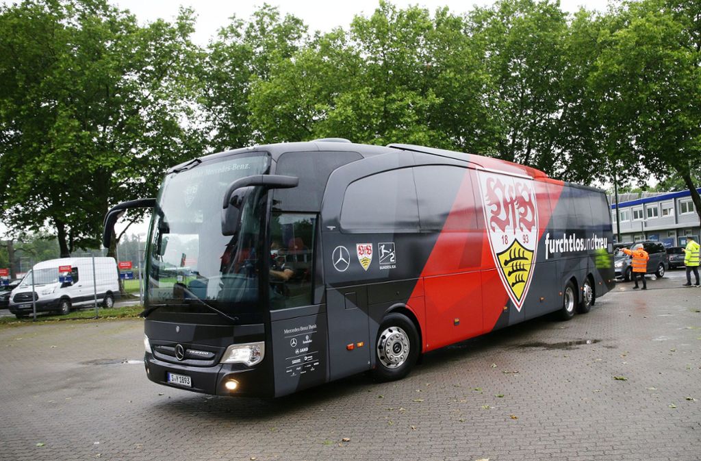 Der Mannschaftsbus des VfB Stuttgart bei der Ankunft am Wildparkstadion in Karlsruhe.