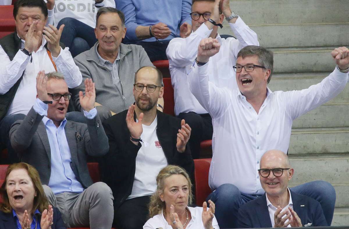 Lautstarke und prominente Unterstützung (v. li.): Alexander Wehrle, Vorstandsvorsitzender des VfB Stuttgart, Jürgen Schweikardt, Geschäftsführer des Handball-Bundesligisten TVB Stuttgart, sowie Rainer Scharr, Gesellschafter bei Allianz MTV Stuttgart