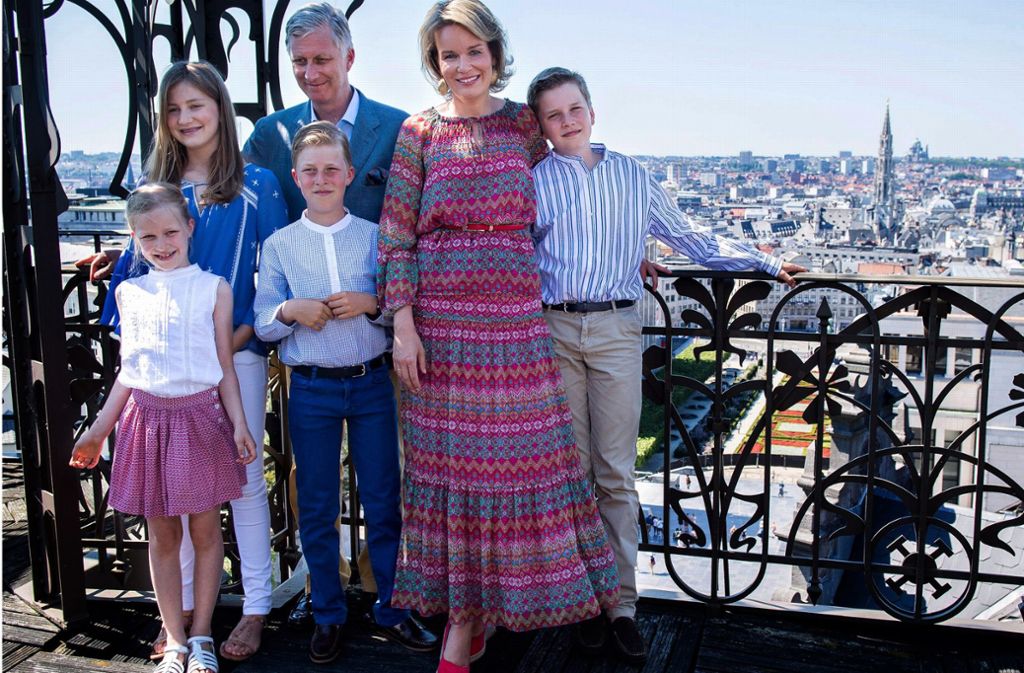 Happy Familiy: die belgische Königsfamilie posiert während ihres Urlaubs 2016 und zeigt sich bodenständig in lockerer Sommerkleidung. Hingucker: Mathildes bunt gemustertes Sommerkleid mitsamt pinkfarbenen Keilabsatz-Espadrilles.