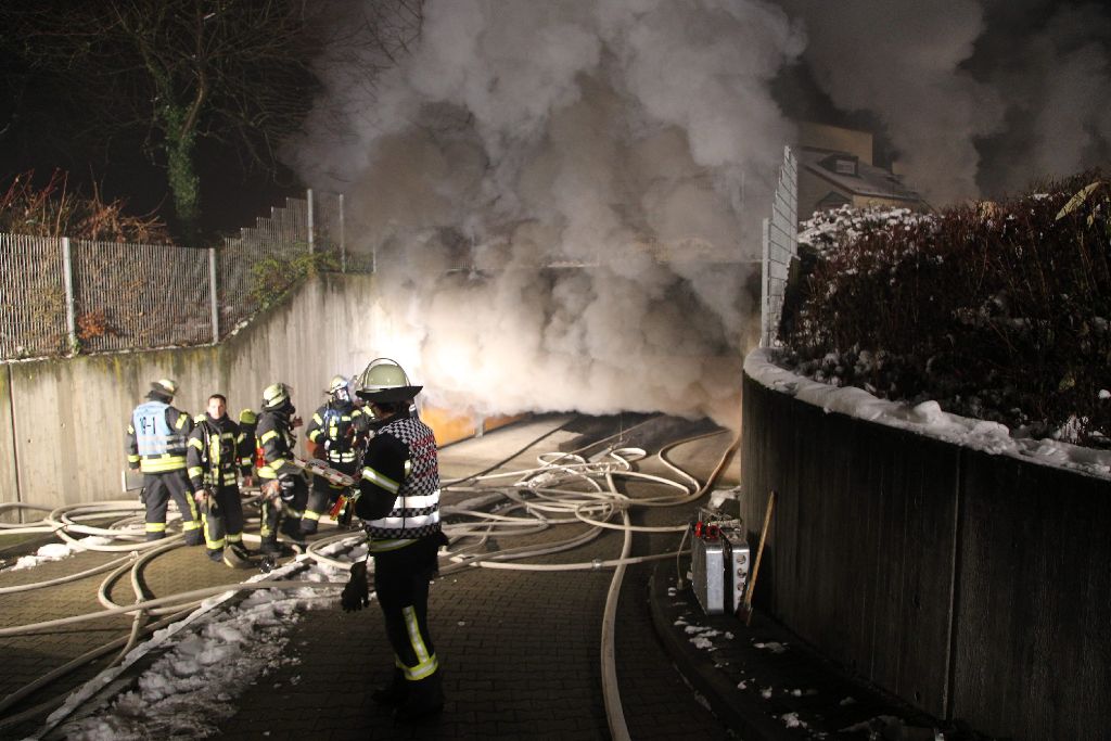 Mindestens 18 Menschen sind bei einem Feuer in einer Tiefgarage in Stuttgart-Neugereut am Neujahrsmorgen verletzt worden. Die Ermittlungen dauern an.